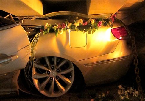 عکس: واژگونی تریلر روی خودرو عروس