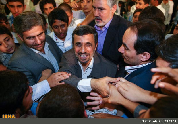 عکس: ضیافت افطار ایتام با حضور احمدی‌ نژاد