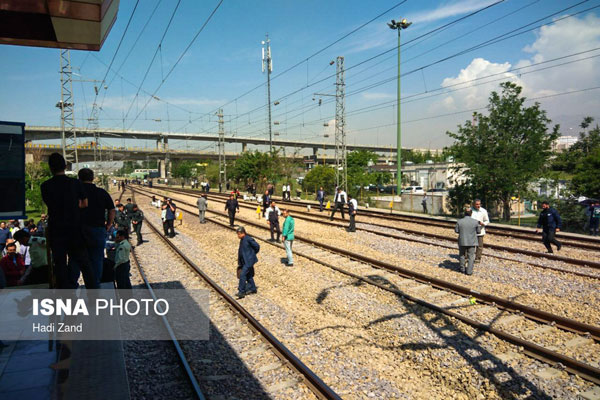 تجمع مسافران روی ریل خط متروی تهران - کرج