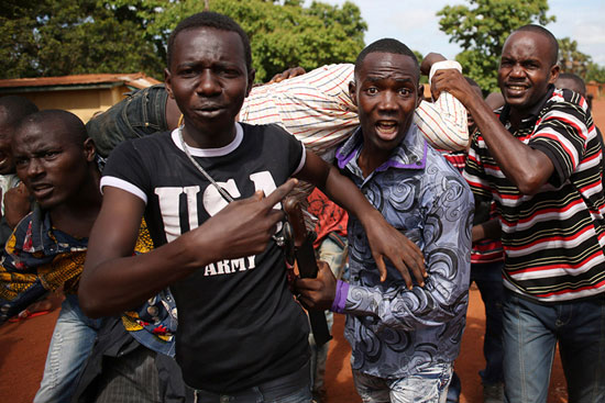 شورش آفریقایی های قمه به دست! +عکس