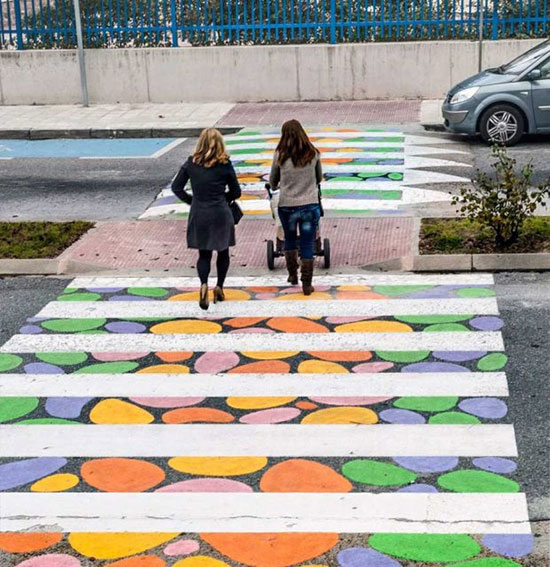 تبدیل خطوط عابر پیاده به آثار هنری رنگارنگ در شهر مادرید