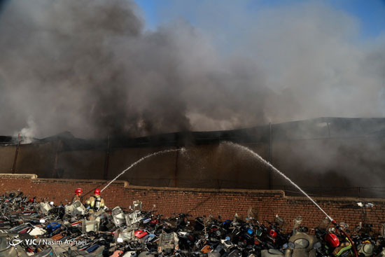 آتش سوزی مهیب در انبار کالای مشیریه