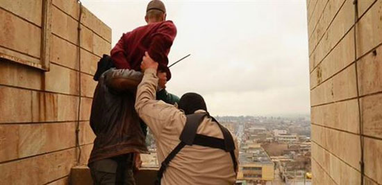 تصاویر مجازات 2 مرد همجنسگرا توسط داعش