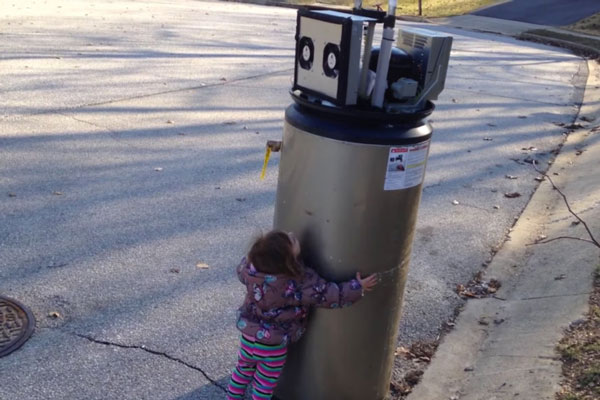 واکنش دختربچه ای که دستگاه آب گرم را با ربات اشتباه گرفته