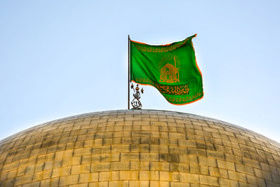عکس: تعویض پرچم بارگاه مطهر امام رضا (ع)
