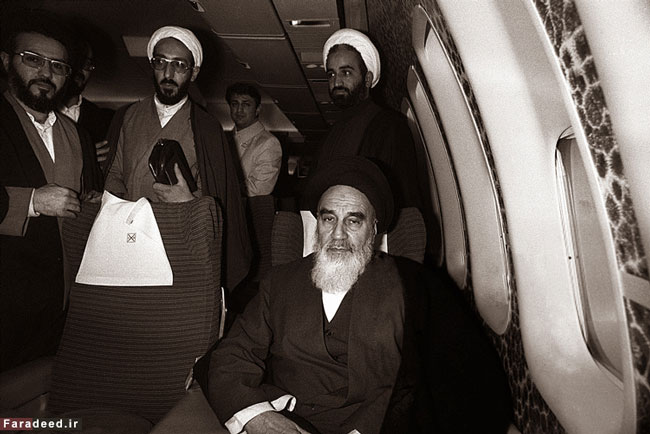 امام خمینی (ره) در هواپیما +عکس