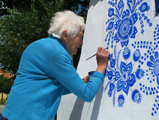 نقاشی دیواری های یک مادربزرگ ۸۷ ساله