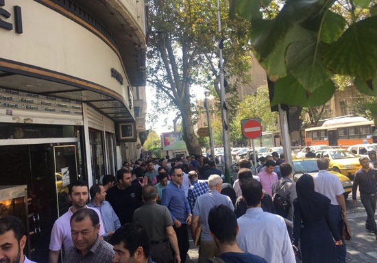 ازدحام دلارفروشان در فردوسی تهران