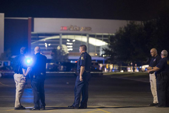 تصاویر حمله مسلحانه به یک سینما در آمریکا