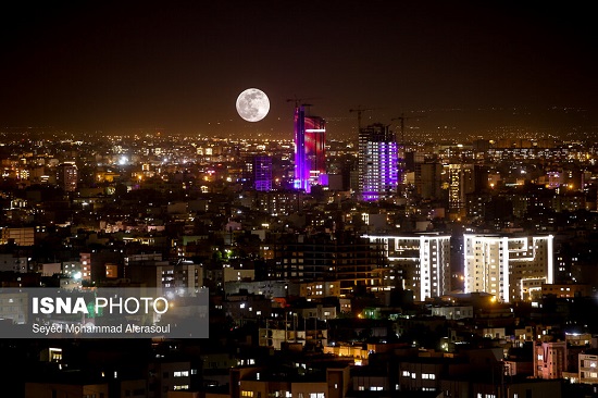 تصاویری زیبا از پدیده ابرماه در تهران