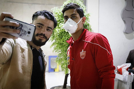 بازیکنان پرسپولیس با ماسک در فرودگاه مهر‌آباد