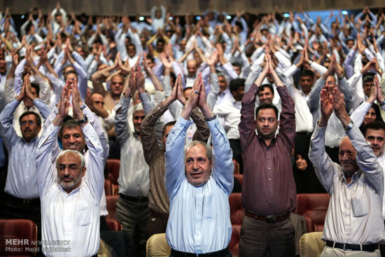 عکس: نرمش آقای وزیر در یک اجلاس رسمی!