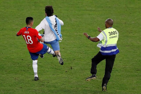 بازیکن شیلی به جیمی‌جامپ لگد زد