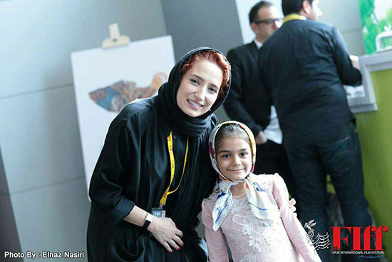 نگار جواهریان در کنار دختر شهید مدافع حرم