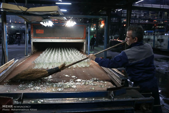 عکس: روحانی در کارخانه شیشه مینا