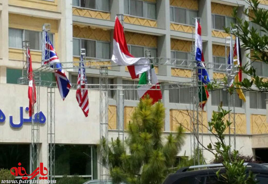 اهتزاژ پرچم آمریکا مقابل هتل هما! +عکس