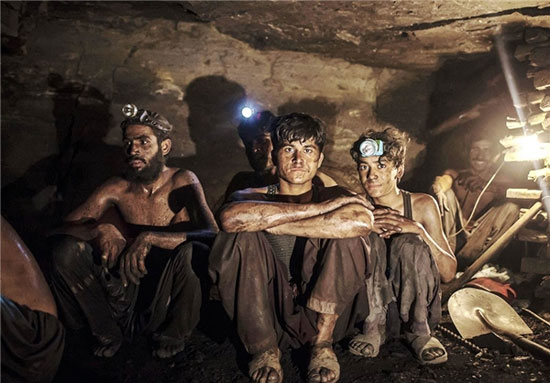 عکس: چهار مرد، یک تن زغال‌سنگ!