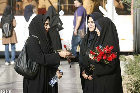 تصاویر اهداي گل به بانوان باحجاب