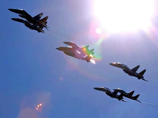 مانور هوایی هواپیماهای سوخو / گزارش تصویری