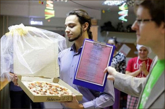 ازدواج مرد روس با یک پیتزا! +عکس