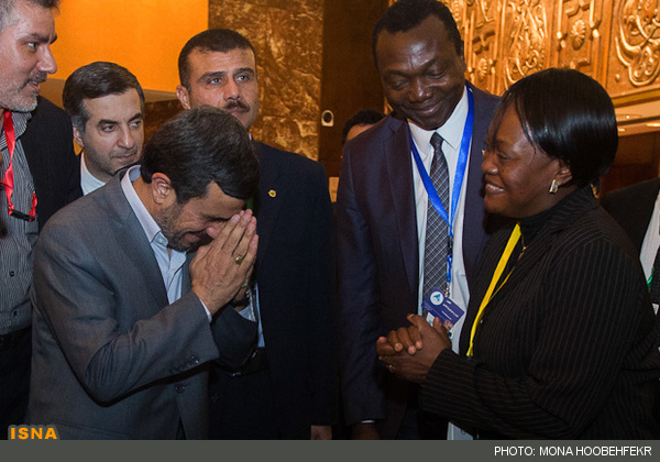 ادای احترام خاص احمدی نژاد در مصر +عکس