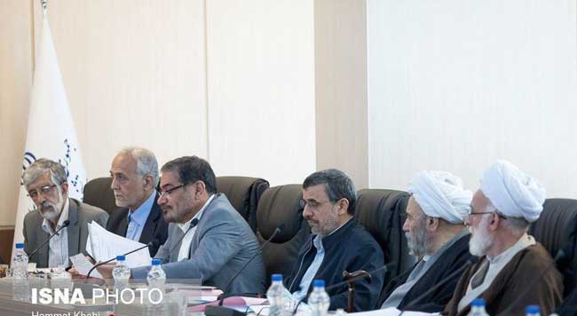 نگاه خاص حدادعادل به احمدی‌نژاد در جلسه مجمع