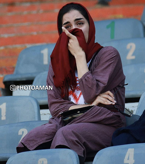 اشک‌های شوق یک زن در لحظه ورود به ورزشگاه آزادی