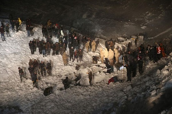 ۱۵ مسافر مینی‌بوس در ترکیه، زیر بهمن دفن شدند