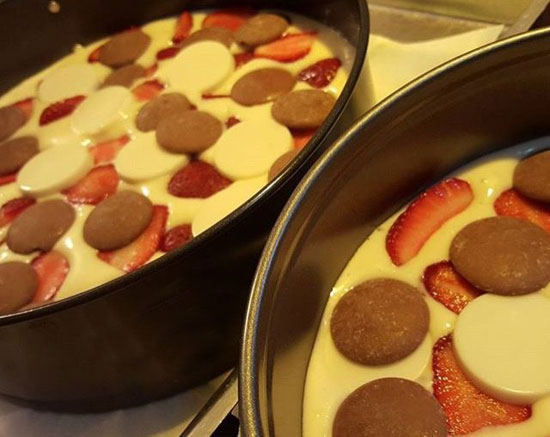 طرز تهیه کیک توت فرنگی و شکلات