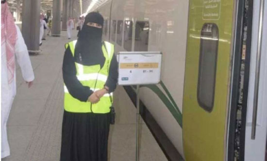 عربستان زنان برقع پوش را خدمه قطار کرد!