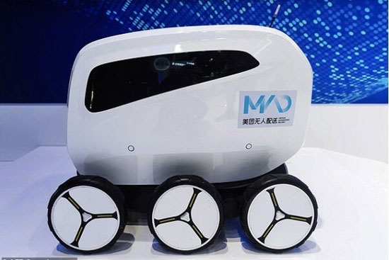ربات‌ها در چین غذا به مشتریان تحویل می‌دهند