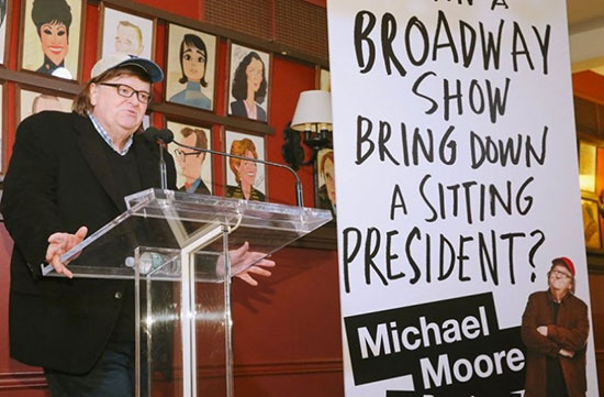 مايكل مور در نمايش ضدترامپ بازي مي‌كند