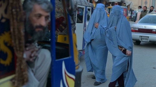 طالبان: زنان شاغل خود را با پتو بپوشانند