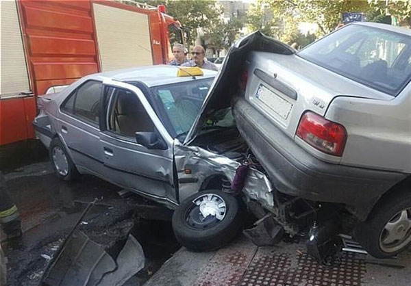 تصادف زنجیره‌ای 5 خودرو در تهرانپارس