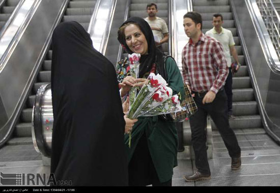 عکس: اهدای گل به زنان در عفاف و حجاب