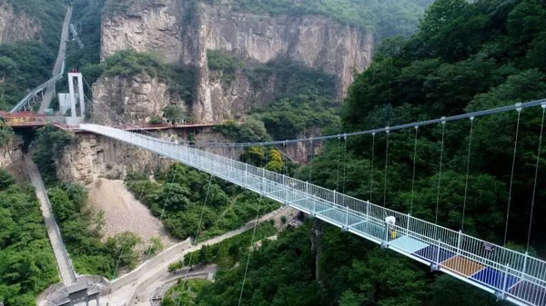 پل معلق شیشه‌ای در ارتفاع ۱۶۸ متری