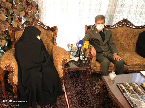 تصاویر جدید از وزیر دفاع در منزل شهید فخری‌زاده