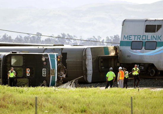 عکس: کامیون قطار را از ریل خارج کرد