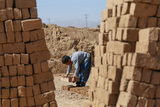 کودکانی که در کوره‌ آجرپزی کار می‌کنند