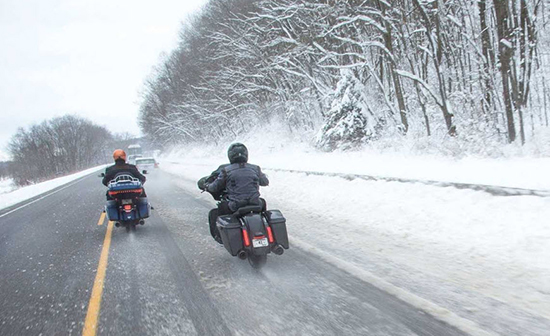 ۵ نکته‌ی حیاتی برای رانندگی با موتورسیکلت در زمستان