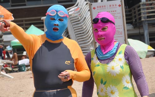 پوشش عجیب زنان چینی در ساحل +عکس