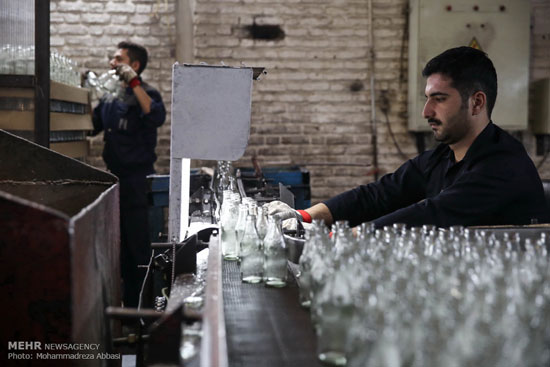 عکس: روحانی در کارخانه شیشه مینا