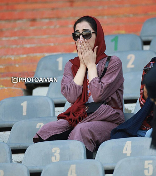 اشک‌های شوق یک زن در لحظه ورود به ورزشگاه آزادی