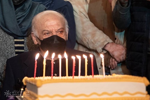 هنرمند پیشکسوت، در حال بریدن کیک تولدش