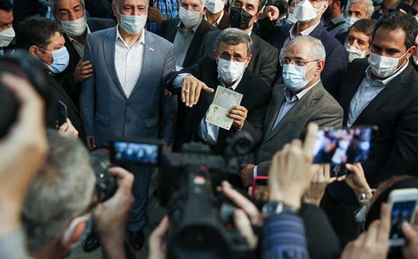 ژست‌های احمدی‌نژاد هنگام ثبت‌نام در انتخابات