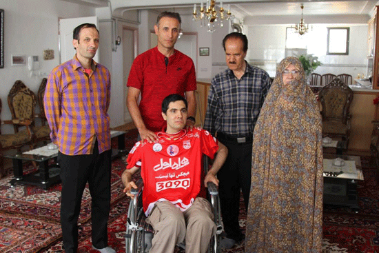 عیادت سرمربی تراکتور از هوادار آسیب‌دیده