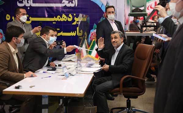 ژست‌های احمدی‌نژاد هنگام ثبت‌نام در انتخابات