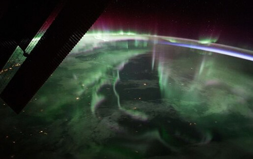 عکس روز ناسا؛ رقص شفق قطبی بر فراز زمین