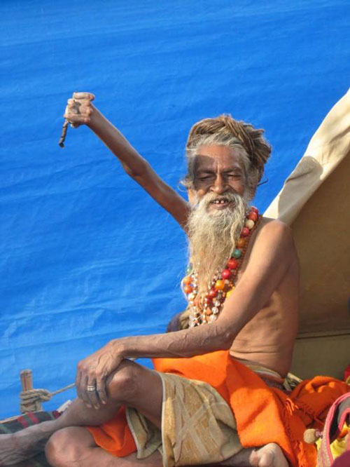 مرد هندو چهل سال دستش را بالا نگه داشت