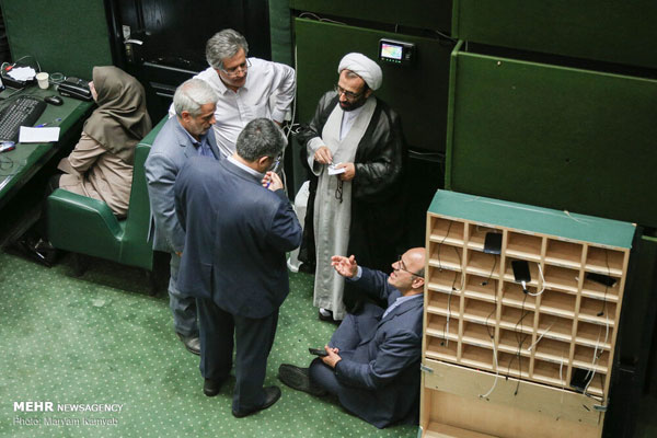 حاشیه‌های تصویری از صحن علنی مجلس